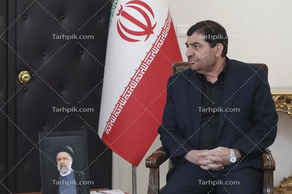 عکس محمد مخبر کنار پرچم ایران با کیفیت بالا