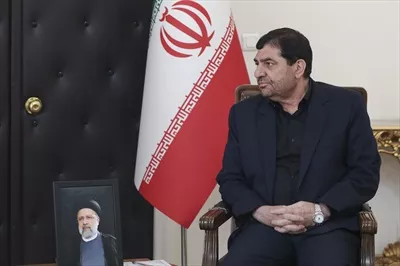 عکس محمد مخبر کنار پرچم ایران با کیفیت بالا