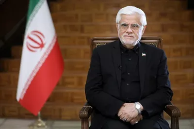 عکس محمدرضا عارف نشسته کنار پرچم ایران با کیفیت بالا