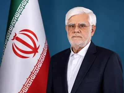 عکس محمدرضا عارف کنار پرچم ایران با کیفیت بالا