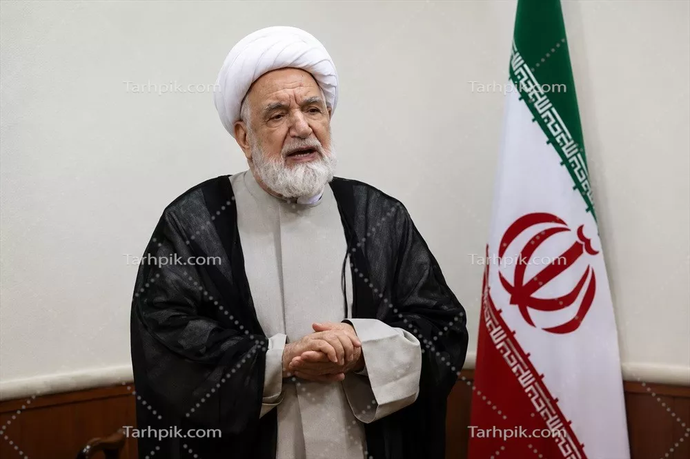 عکس مهدی کروبی کنار پرچم ایران با کیفیت بالا