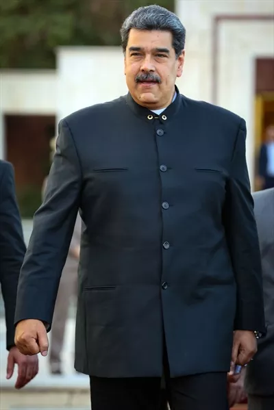 عکس نیکولاس مادورو در حال راه رفتن با کیفیت بالا