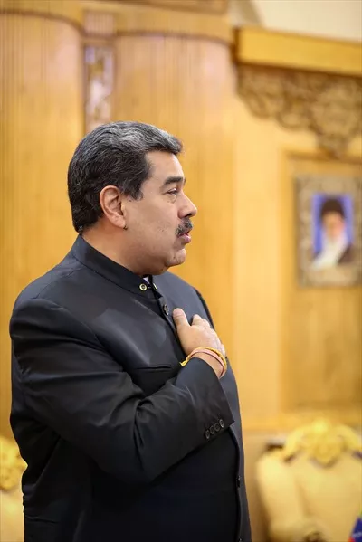 عکس نیکولاس مادورو در حال ادای احترام با کیفیت بالا