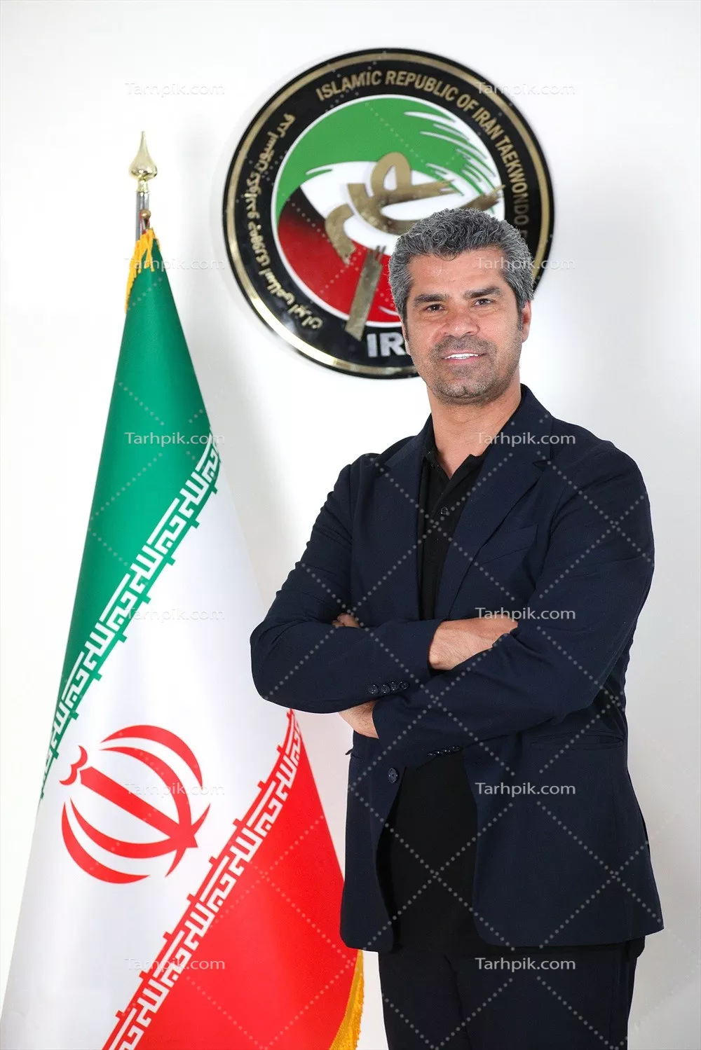 عکس هادی ساعی کنار پرچم ایران با کیفیت بالا و جذابیت ویژه