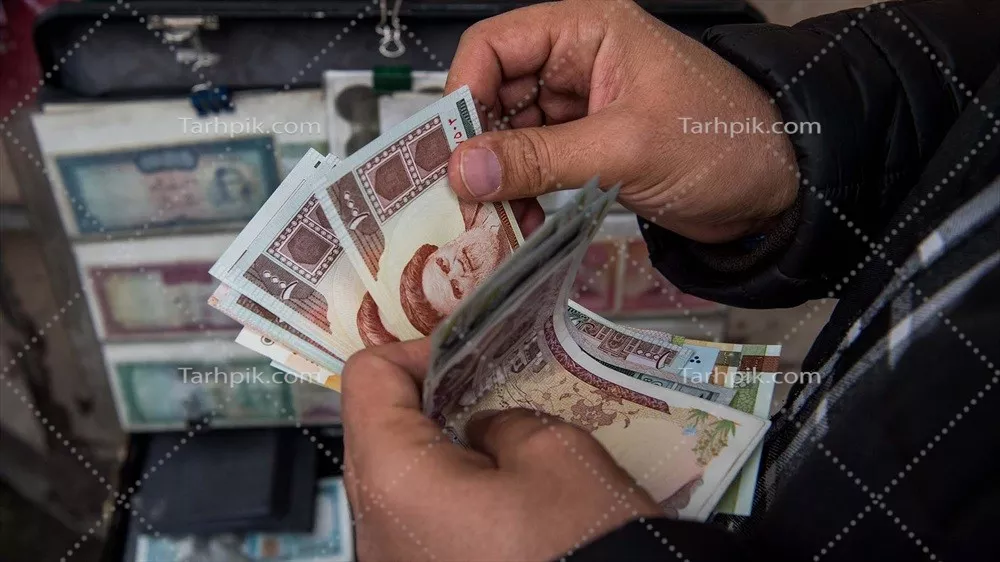 عکس شمارش پول قدیمی و یادآوری خاطرات