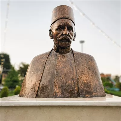 عکس مجسمه نیم تنه کمال الملک