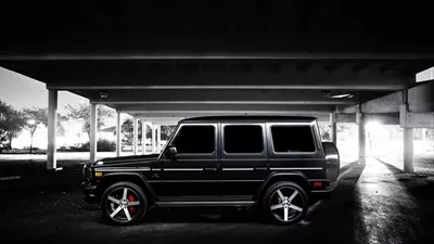 عکس مرسدس G-Wagon در فضای شهری - طراحی مونوکروم