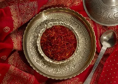 عکس نمای بالا از زعفران: چیدمان زیبا و جذاب
