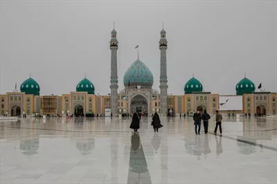 عکس مسجد جمکران با کیفیت: جاذبههای مذهبی و فرهنگی