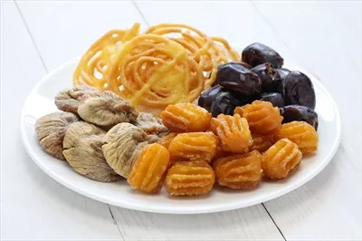 عکس خرما بامیه و شیرینی برای یک دسر خوشمزه و مقوی