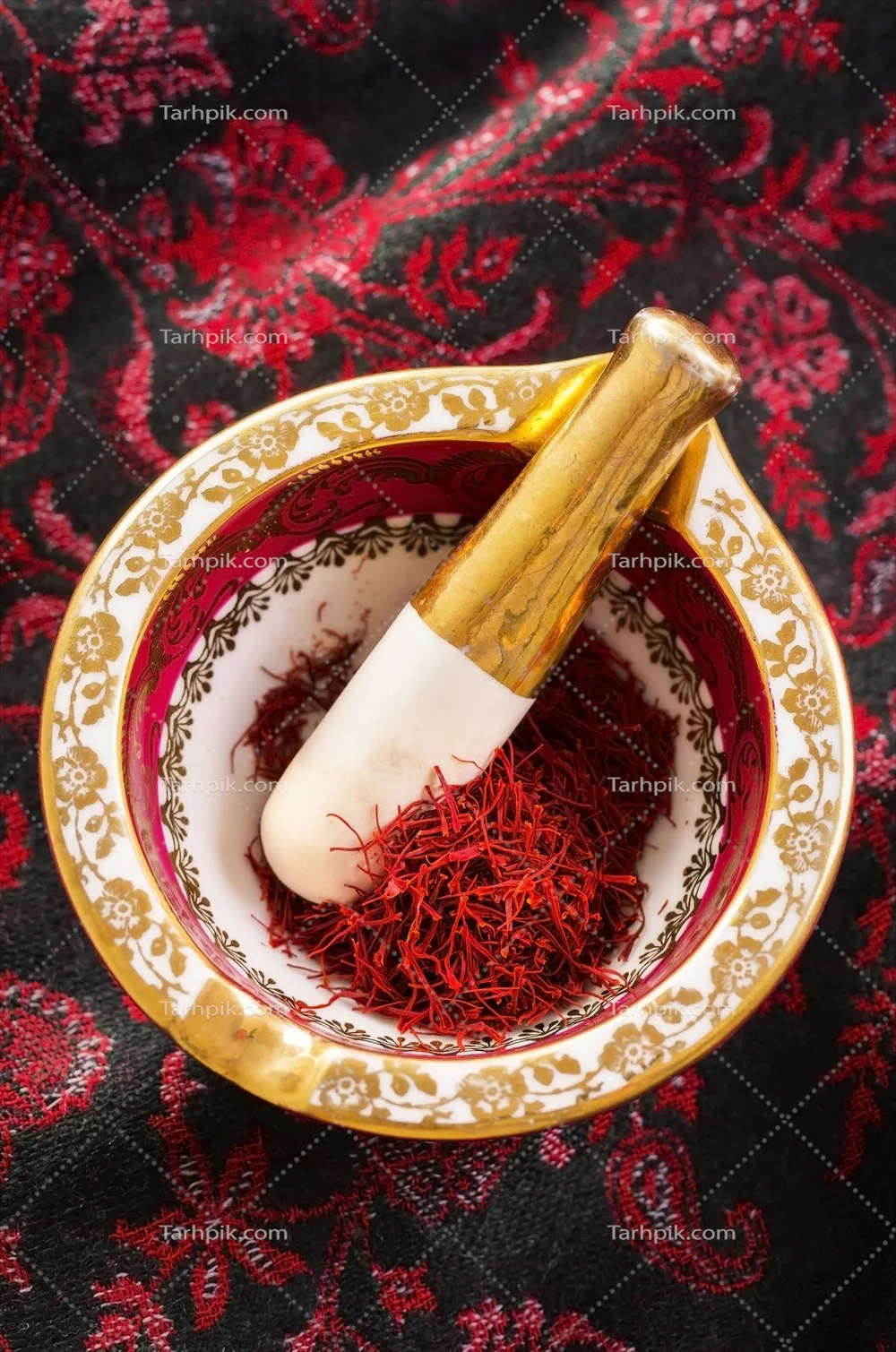 عکس ظرف زعفران با پس زمینه سنتی و زیبا