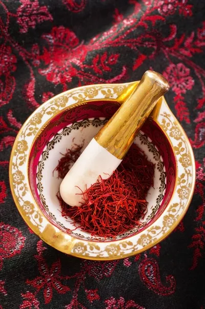 عکس ظرف زعفران با پس زمینه سنتی و زیبا