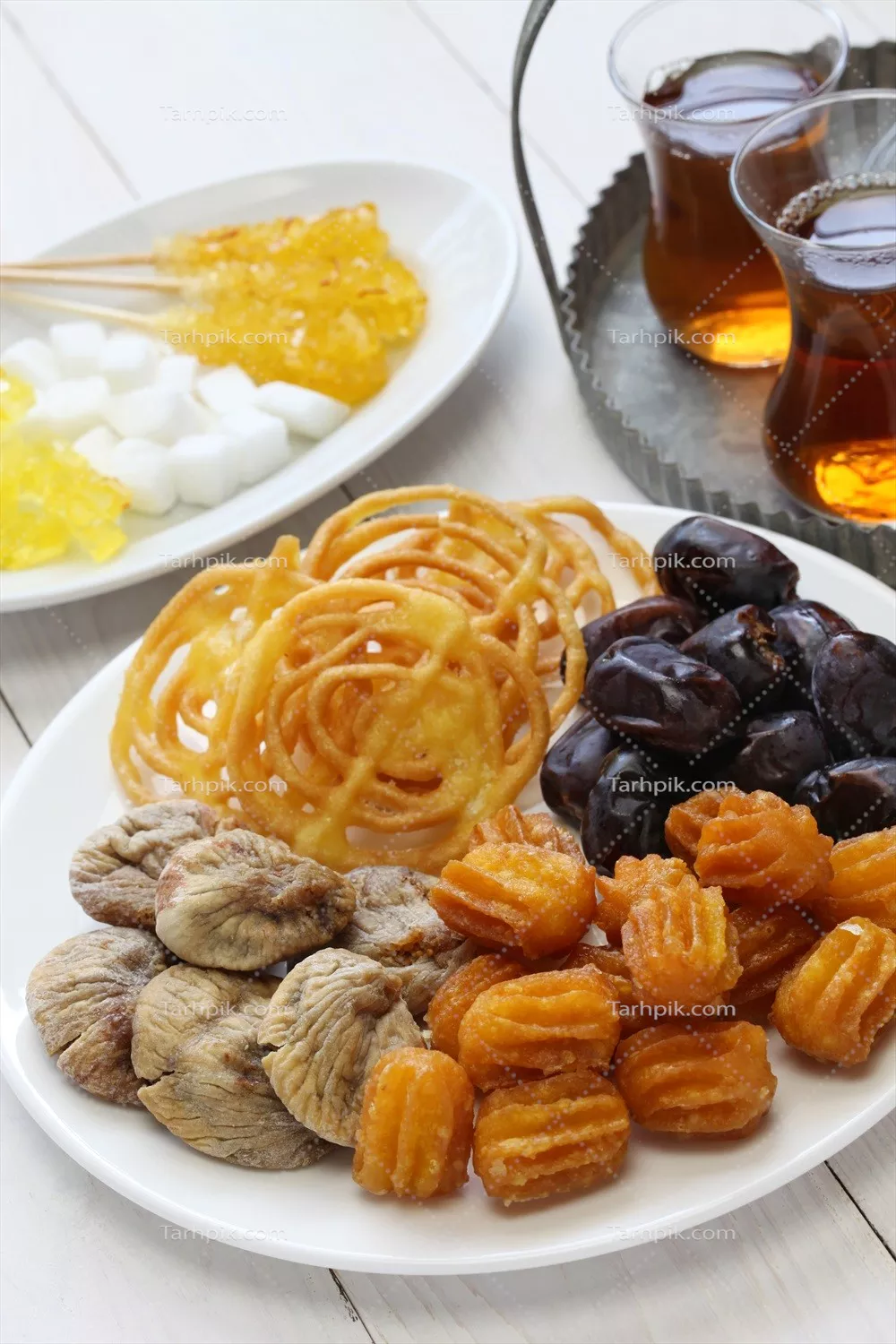 عکس ظرف شیرینی و میوه خشک برای پذیرایی از مهمانان