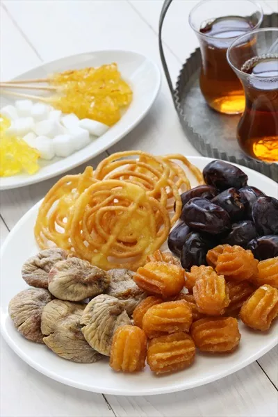 عکس ظرف شیرینی و میوه خشک برای پذیرایی از مهمانان