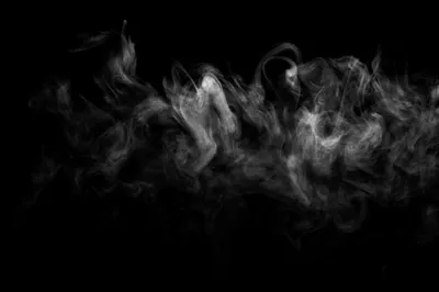 عکس افکت پودر یا دود جدا شده بر روی پسزمینه سیاه