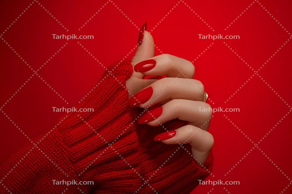 عکس مدل ناخن‌کار در حال کار با لاک قرمز