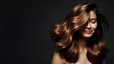 عکس زن زیبا با موهای قهوه‌ای براق و بی‌نقص