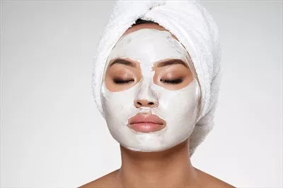 عکس پرتره‌ای از خانم زیبا با چشمان بسته و ماسک روی صورتش