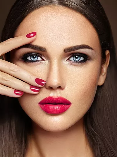 عکس پرتره‌ای از زن زیبا با آرایش روزانه و لب‌های صورتی