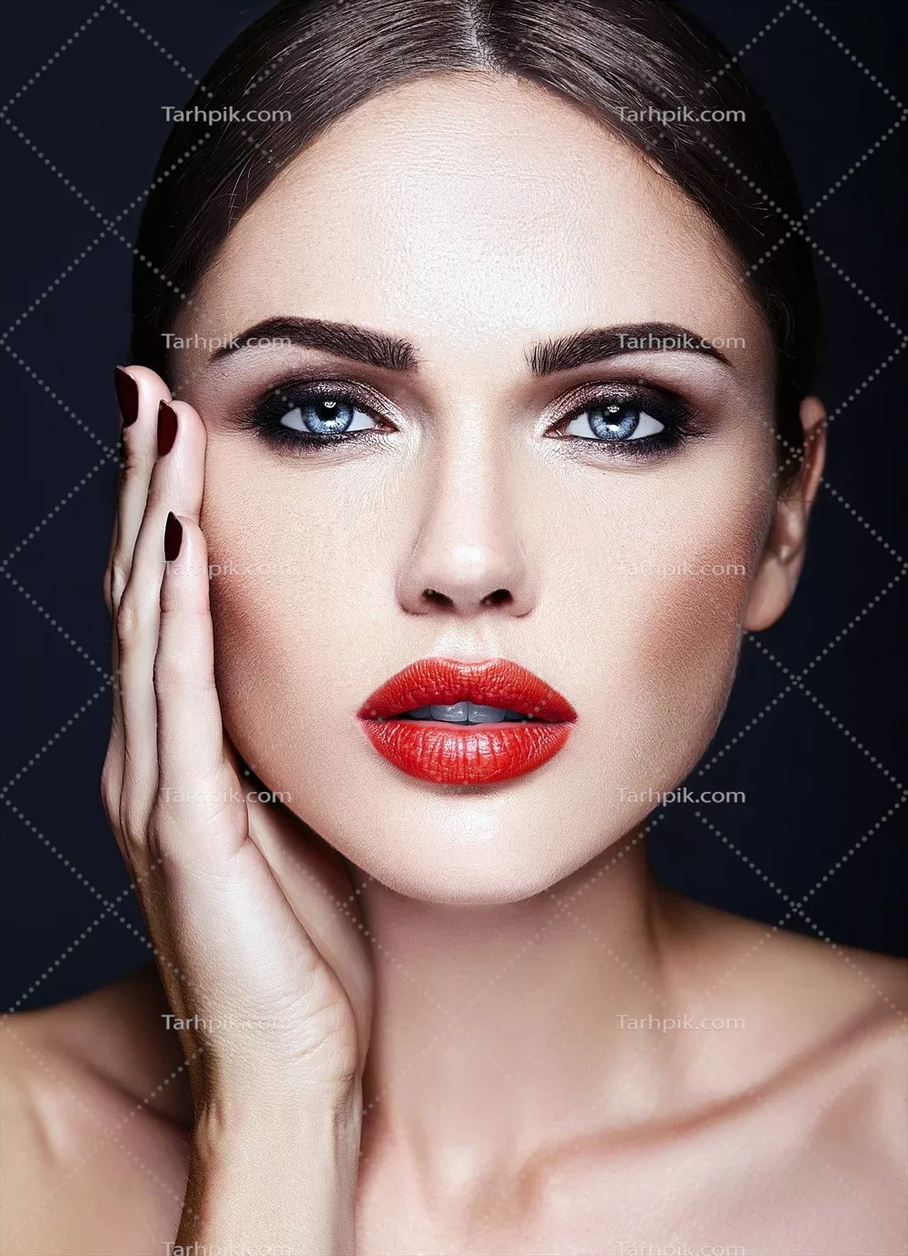 عکس پرتره‌ای از زن زیبا با لب‌های قرمز و پوست سالم و تمیز