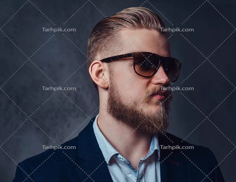 عکس مرد خوشتیپ با ریش بلوند و کت و عینک آفتابی در حالتی شیک