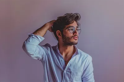 عکس مدل مرد خوشتیپ در پیراهن دکمه دار راحت و شیک