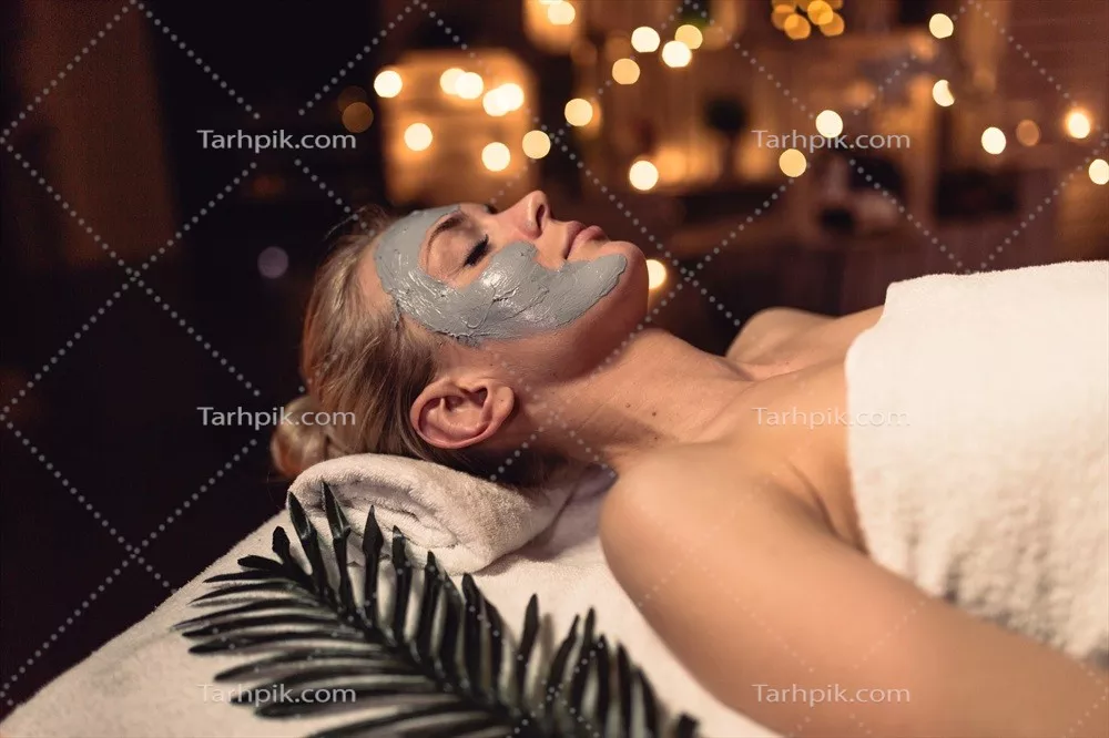 عکس زن در حال فشیال پوست با محصولات طبیعی