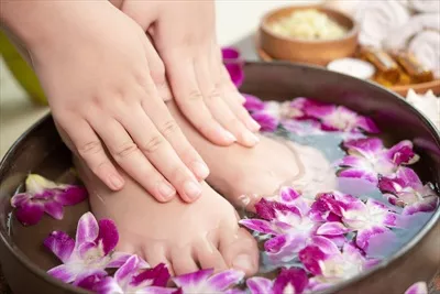 عکس پا در ظرف برای پدیکور با آب گرم و گل