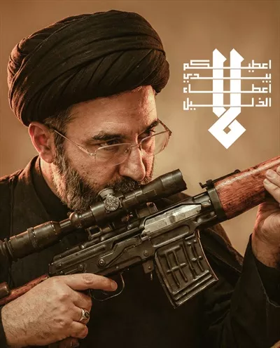 عکس رهبر ابران با اسحله در دست و نماد قدرت