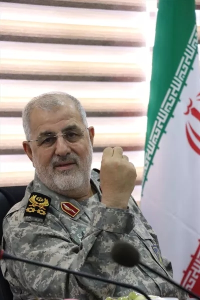 عکس سردار محمد پاکپور کنار پرچم ایران با افتخار و شجاعت