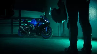 عکس تصویر با کیفیت 8K از موتورسیکلت یاماها YZF-R1 با طراحی زیبا
