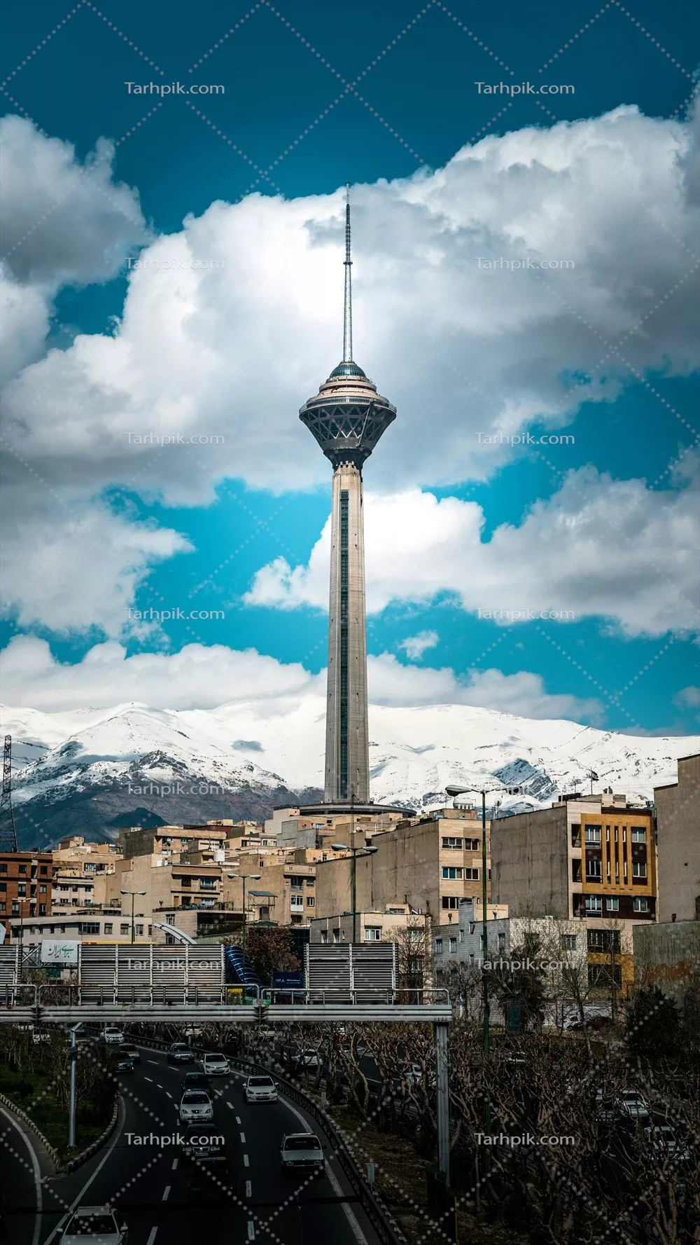 عکس برج میلاد در یک روز صاف با آسمان ابری: زیبایی های تهران