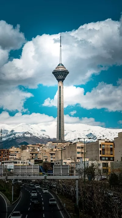عکس برج میلاد در یک روز صاف با آسمان ابری: زیبایی های تهران