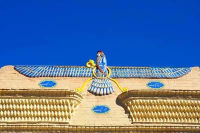 عکس نشان فروهر بر روی دیوارهای باستانی ایران: نماد فرهنگ و تاریخ