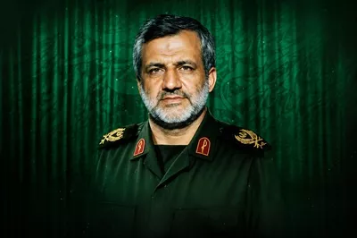 عکس حاج علی هاشمی با کیفیت عالی در پس زمینه سبز