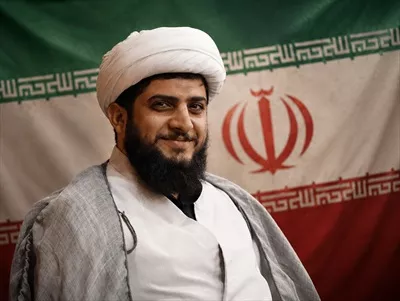 عکس حجت الاسلام شهید محسن فتاحی با پرچم ایران