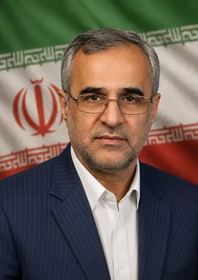 عکس شهید اکبر غفاری با پرچم ایران و یادگاری از دلاوری