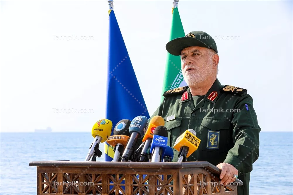 عکس شهید عباس نیلفروشان با پس زمینه خلیج فارس