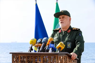عکس شهید عباس نیلفروشان با پس زمینه خلیج فارس
