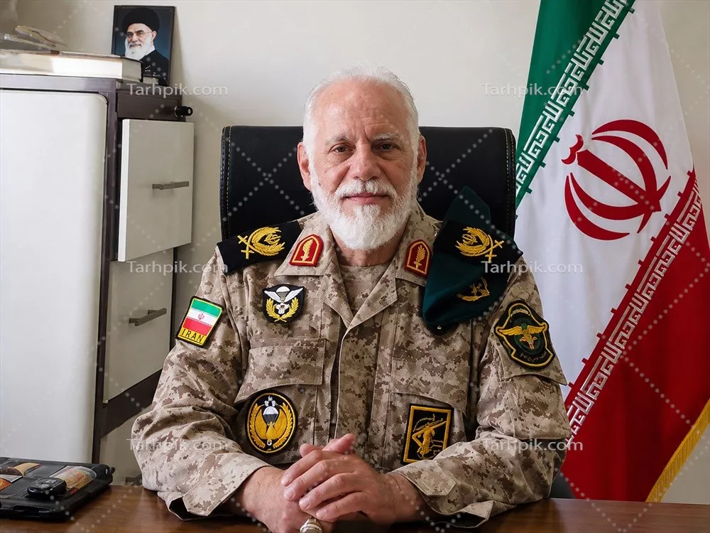 عکس شهید فتحعلی زاده در دفتر کار و یادگارهایش