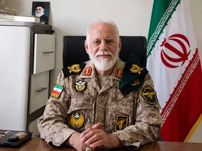 عکس شهید فتحعلی زاده در دفتر کار و یادگارهایش