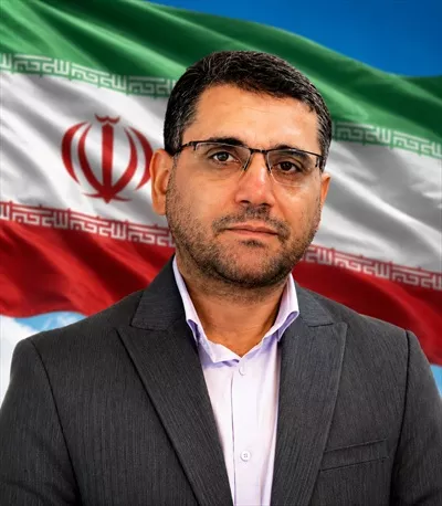 عکس شهید محمد باصری با پرچم ایران در تصویر