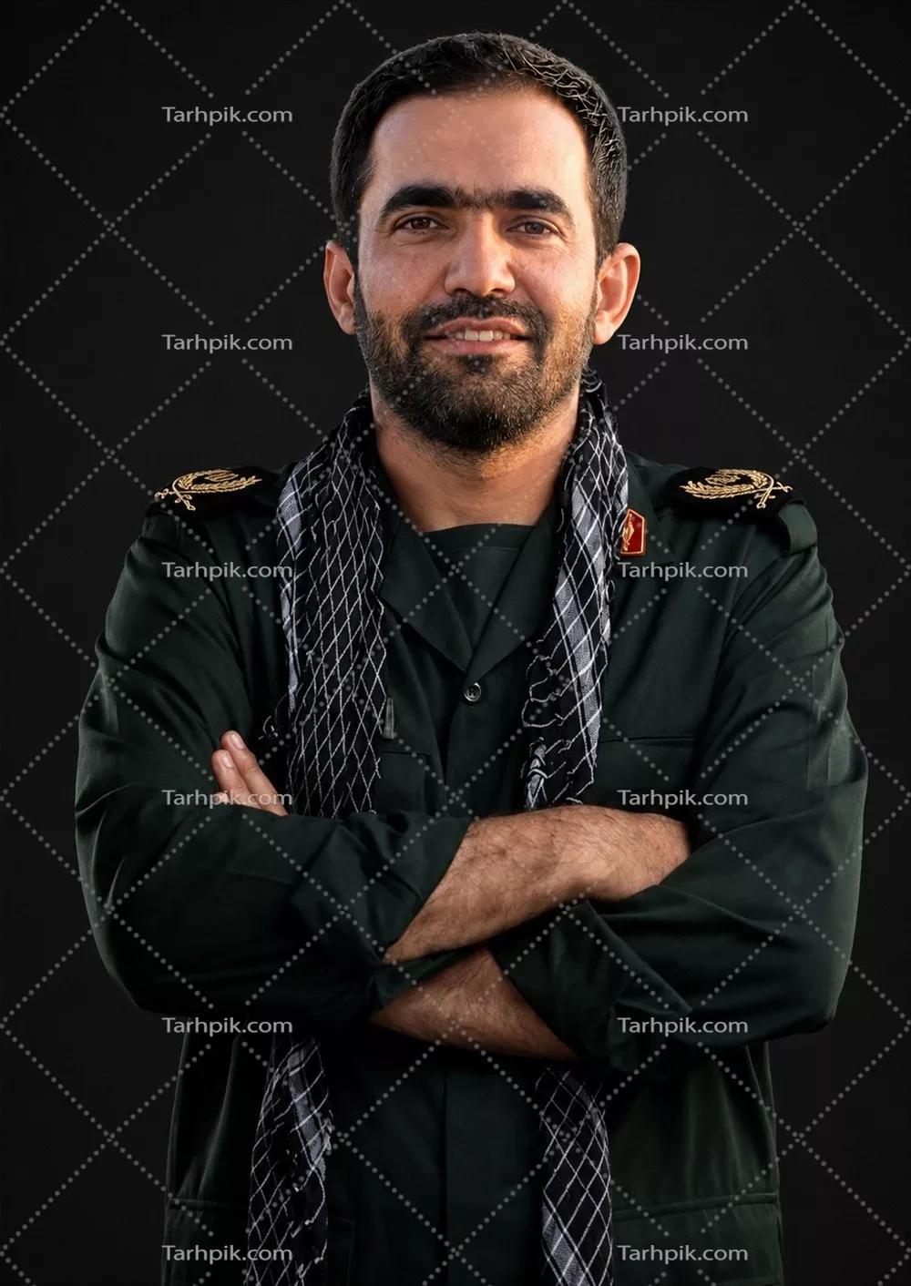 عکس پرتره شهید سجاد ذبیحی با چفیه و یاد او