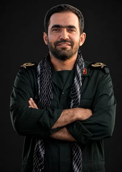 عکس پرتره شهید سجاد ذبیحی با چفیه و یاد او