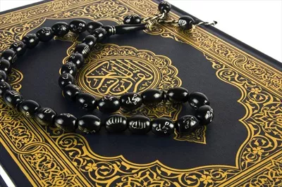 عکس تسبیح زیبا روی قرآن کریم
