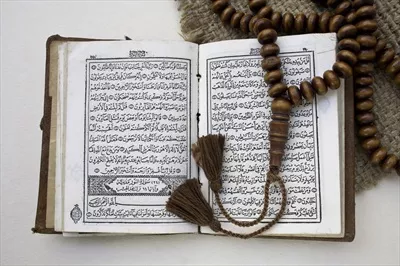 عکس تسبیح لای قرآن برای یادآوری آیات الهی