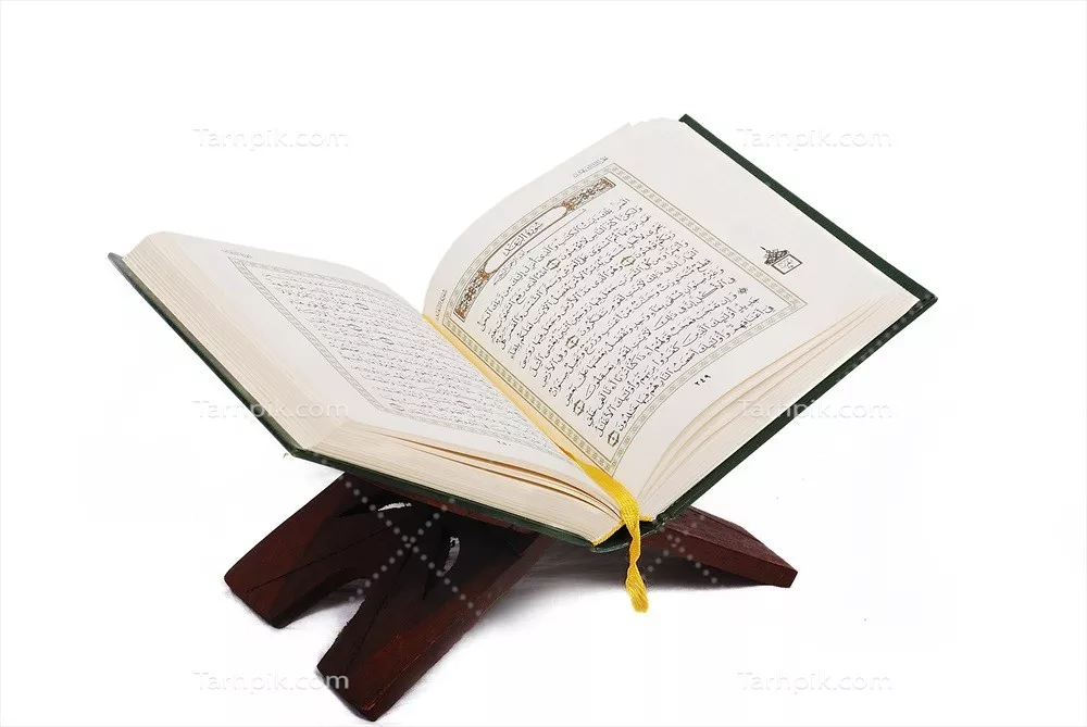 عکس قرآن روی رحل با پس زمینه سفید زیبا