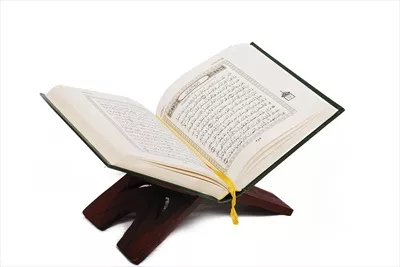 عکس قرآن روی رحل با پس زمینه سفید زیبا