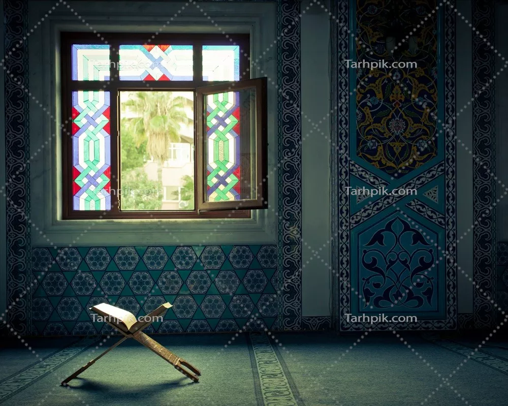 عکس قرآن در مسجد با پنجره باز و نور طبیعی در حال تابش
