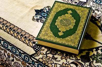 عکس قرآن کریم روی سجاده با رنگ های زیبا و دلنشین